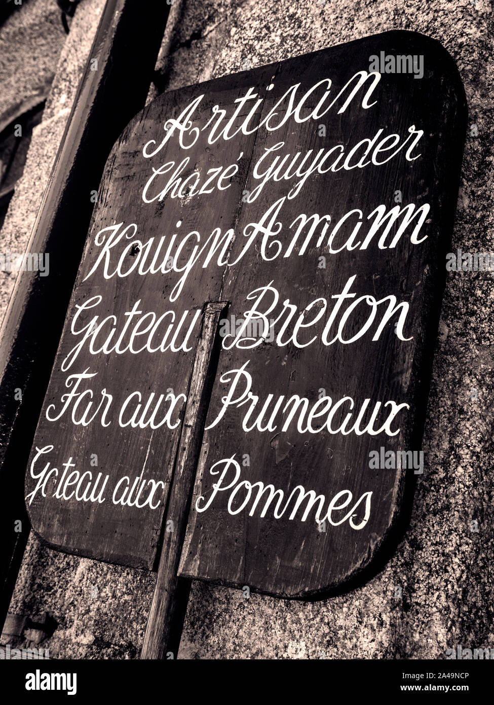 Konditorei Bäcker rustikale französische Schild Boulanger Concarneau Bretagne Frankreich Artisan Boulanger Baker, rustikalen Holzschild Paddel aus alten Bäcker schaufel Werbung Handwerker Bäckerei Spezialitäten wie Gateau Breton. Chazè Guyader Ville in der Nähe Altstadt Concarneau Bretagne Frankreich B&W rustikalen Charakter Französisch Frankreich produzieren Stockfoto