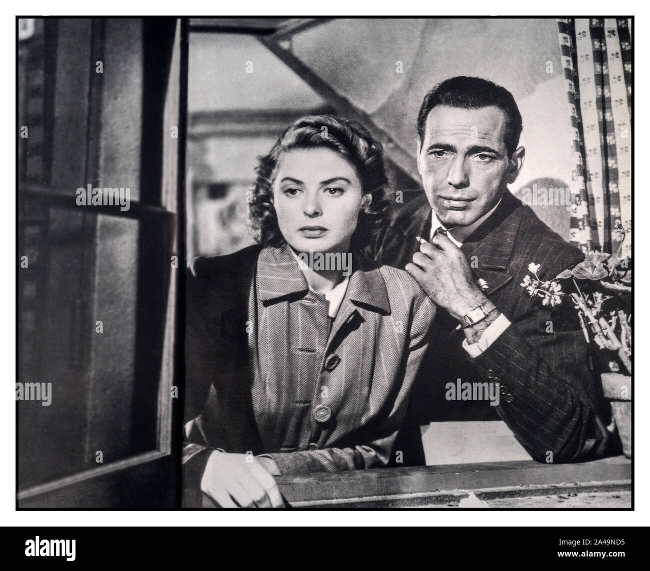 Vintage 1942 CASABLANCA Filmstill B&W von Humphrey Bogart und Ingrid Bergman, die in Casablanca spielte. Regie: Michael Curtiz (die Handlung...) Die Geschichte von Rick Blaine, einem zynischen weltmüden Ex-Patriaten, der in den frühen Stadien des Zweiten Weltkriegs EINEN Nachtclub in Casablanca, Marokko, BETREIBT.EIN zynischer amerikanischer Expatriate, der sich schwer zu entscheiden hat, ob er seinem ehemaligen Geliebten und ihrem flüchtigen Mann bei der Flucht aus dem französischen Marokko helfen soll. Stockfoto