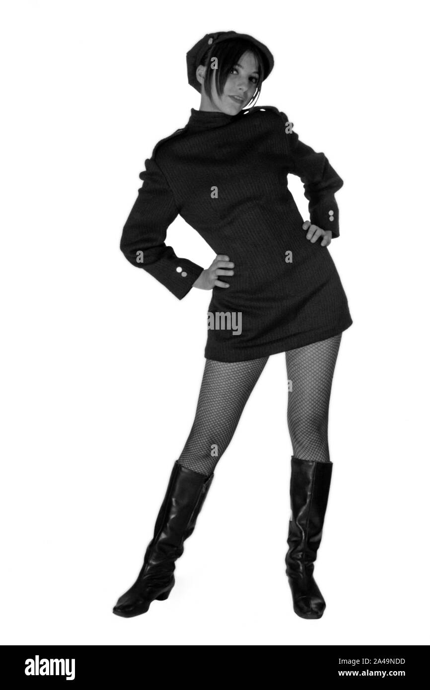 Junge Frau in dann Modische kurze Minikleid mit langen schwarzen Stiefeln auf Weiß 1970 Cut s Ungarn posing Stockfoto