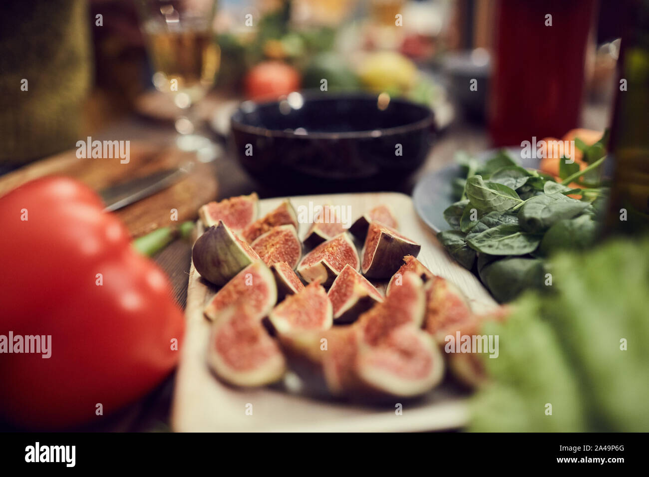 In der Nähe des exotischen Passion fruit Snack auf Holzplatte mit gesunden Abendessen Nahrungsmittel, kopieren Raum umgeben Stockfoto