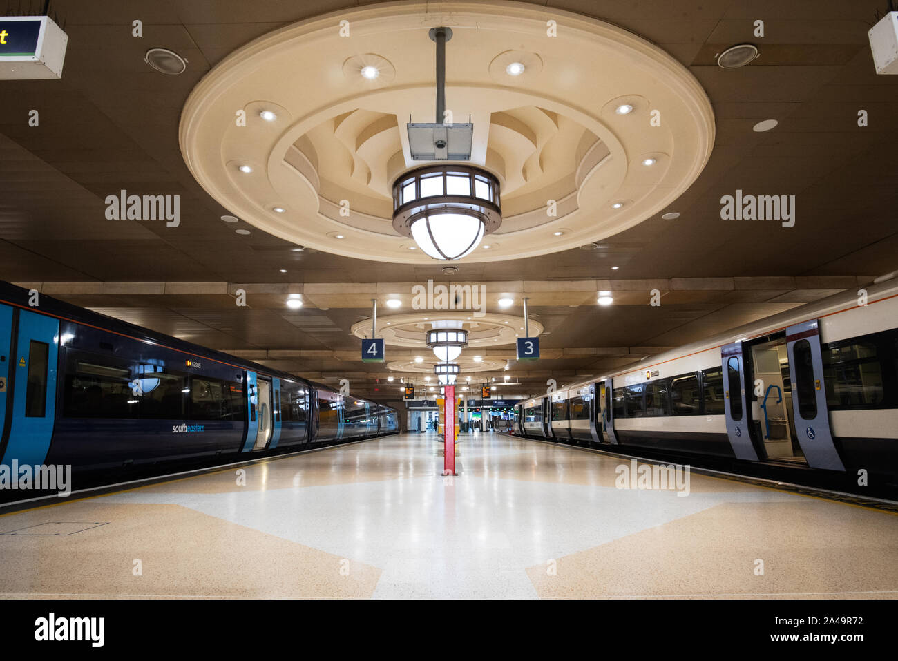 London, Großbritannien - 15 September, 2019: Züge sitzen auf beiden Seiten des leeren Plattform in der Londoner Charing Cross Station an einem Sonntag Morgen. Stockfoto