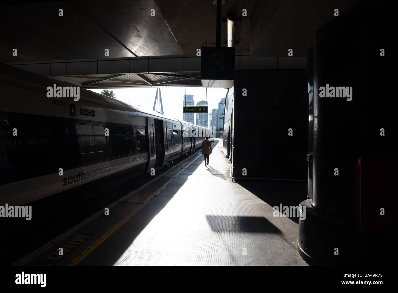 London, Großbritannien, 15. September 2019: eine Frau wandert auf der Plattform in der Londoner Charing Cross Station in der Mitte Morgen. Stockfoto