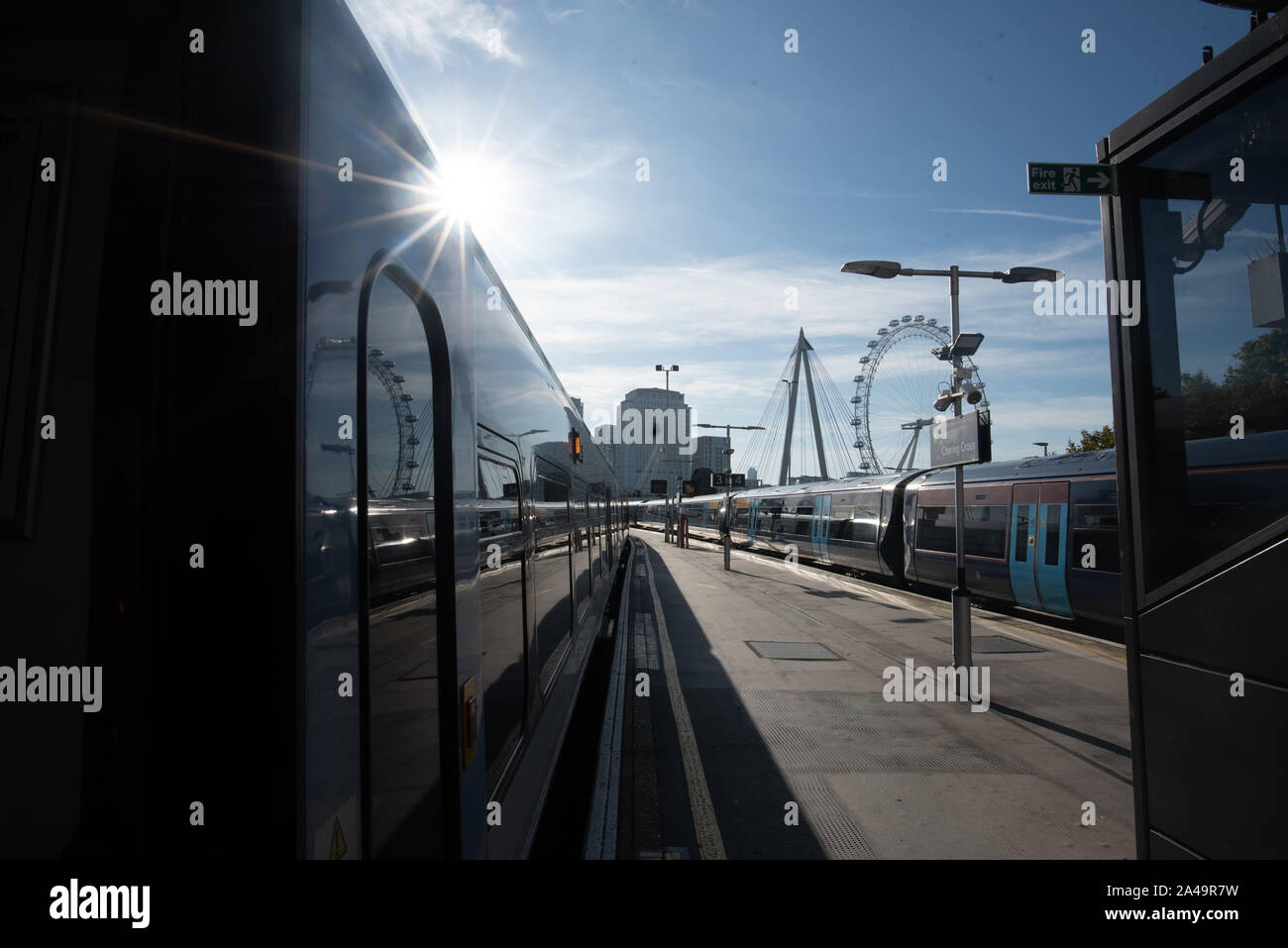 London, Großbritannien, 15. September 2019: Ein Blick auf die London Züge und das Auge Riesenrad von Charing Cross Station in der Mitte Morgen. Stockfoto