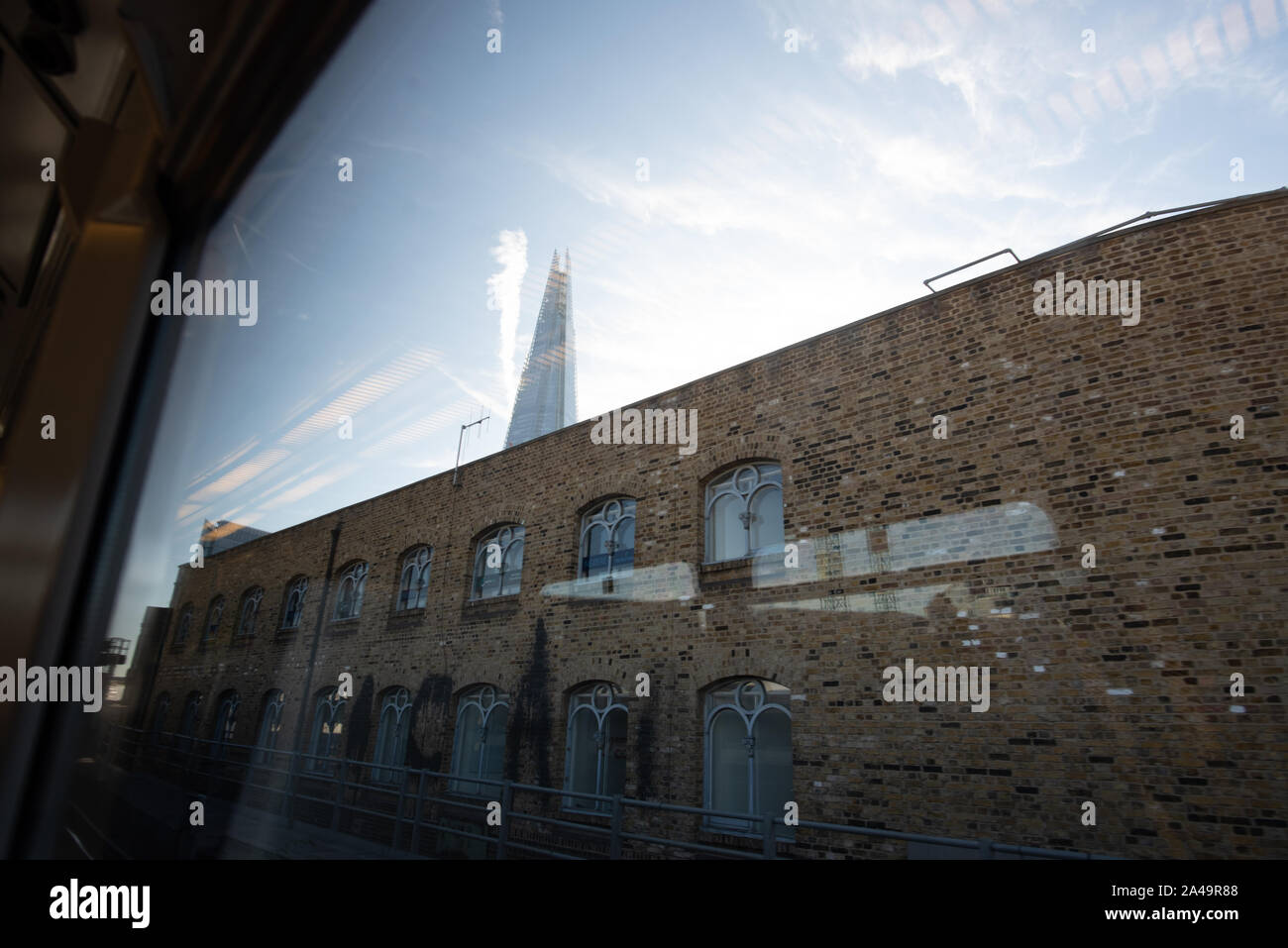 London, Großbritannien - 15 September, 2019: Die scherbe aus dem Fenster eines Zuges auf der südöstlichen Linie, wie es die Charing Cross Station verlässt. Stockfoto