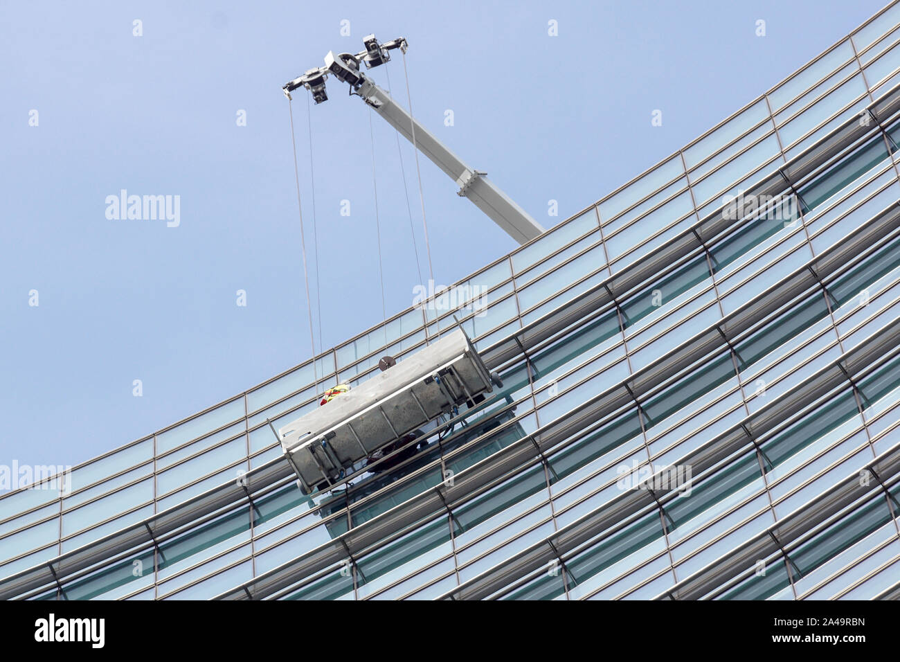 Fassadenreinigung Aufzug für große Gebäude Stockfoto