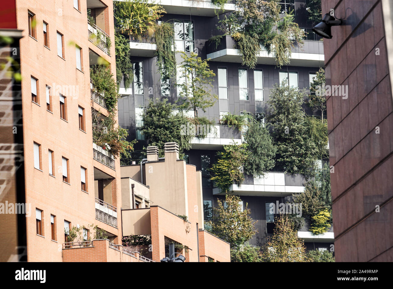 Mailand/Italien - 15. Juli 2016: Zwei Wohntürme mit Bäumen und Büschen auf große Balkone "Bosco Verticale" im Zentrum von Mailand zu Stockfoto