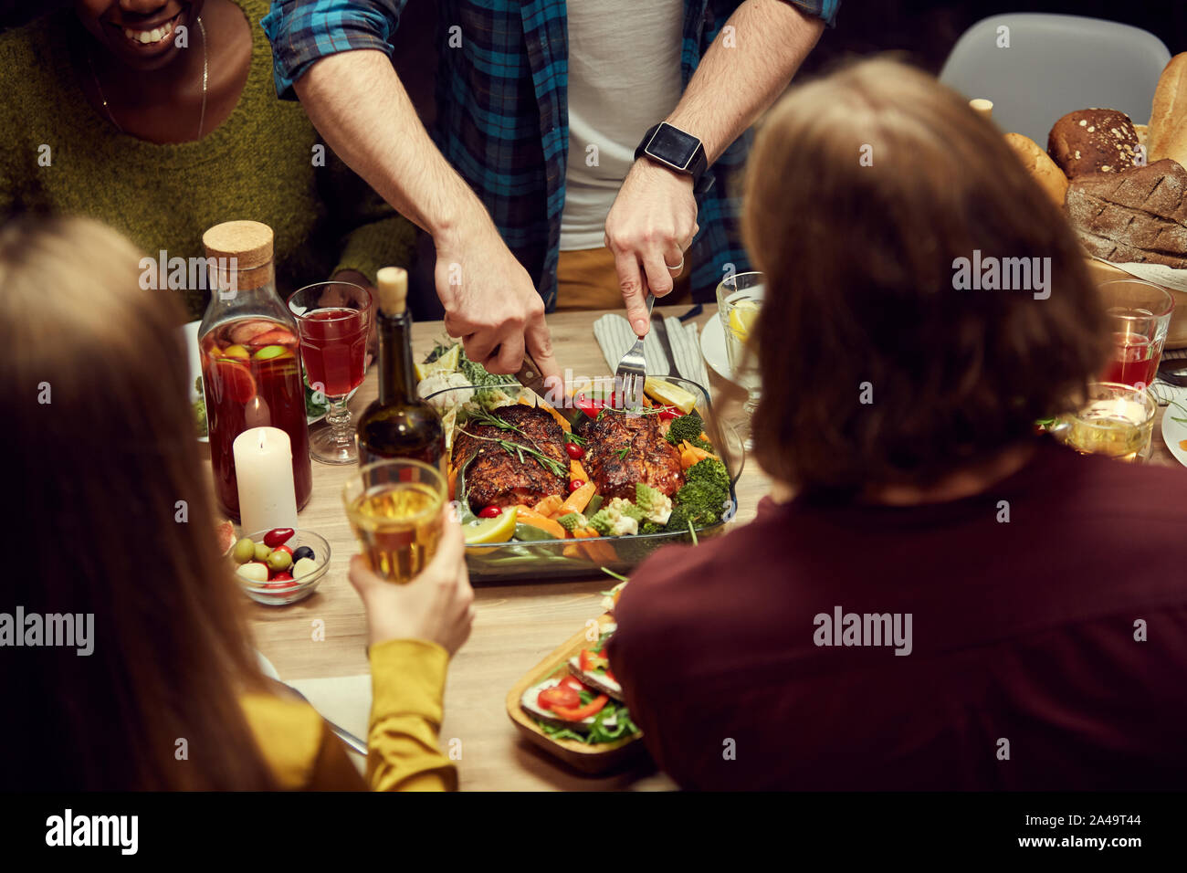 Nahaufnahme des unkenntlich Menschen gemeinsam das Abendessen genießen, auf man schneiden delicious Meat Loaf auf Holz- Tabelle, kopieren Raum konzentrieren Stockfoto