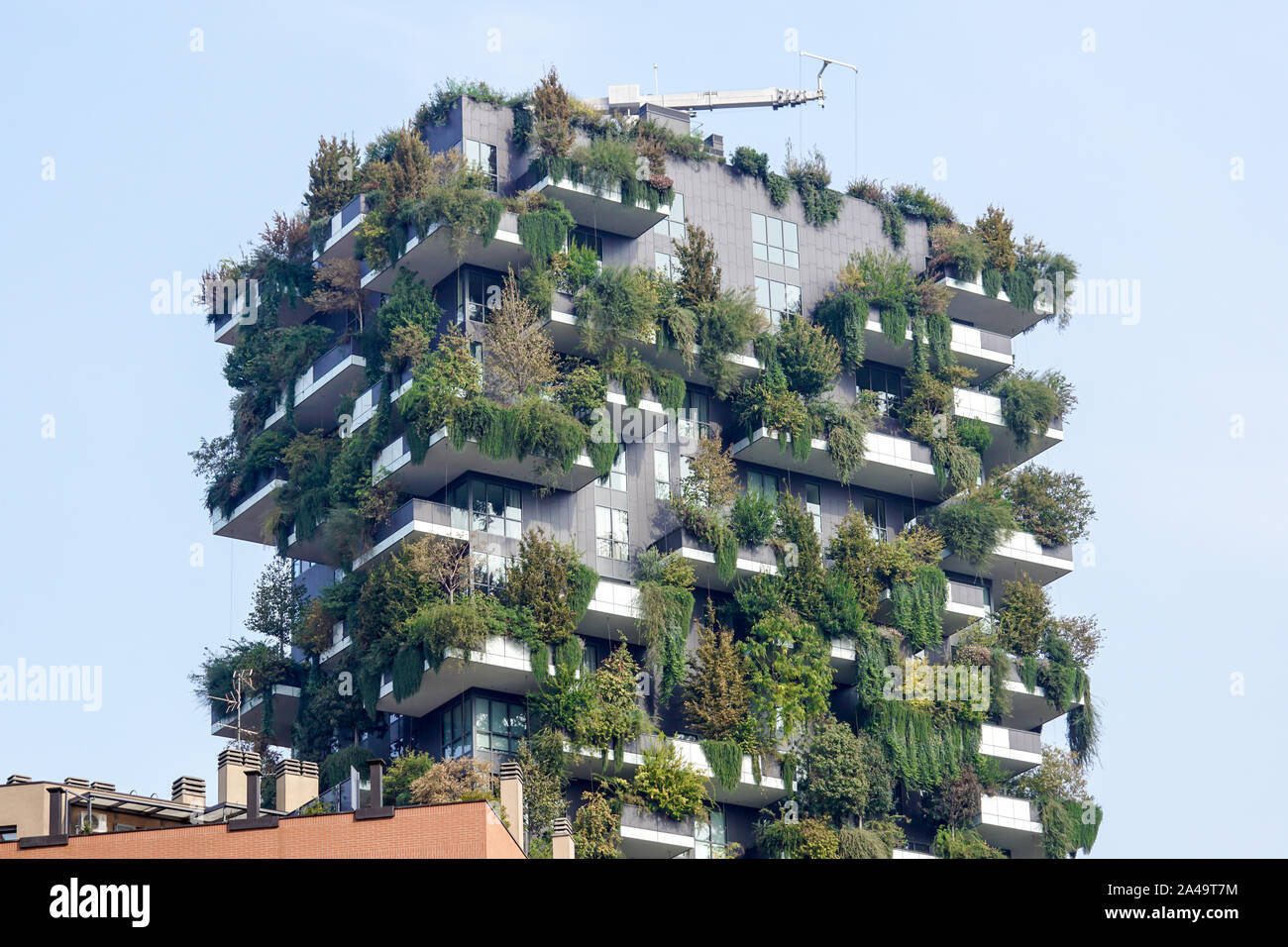 Mailand Italien - Juli 15, 2016: Zwei Wohntürme mit Bäumen und Büschen auf große Balkone genannt Bosco Verticale im Zentrum von Mailand zu unterstützen Stockfoto