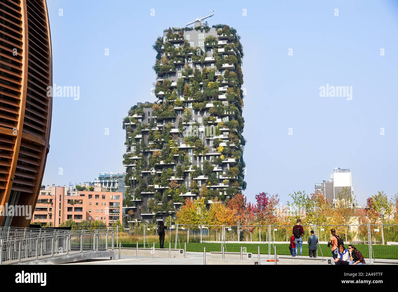 Mailand Italien - Juli 15, 2016: Zwei Wohntürme mit Bäumen und Büschen auf große Balkone genannt Bosco Verticale im Zentrum von Mailand zu unterstützen Stockfoto