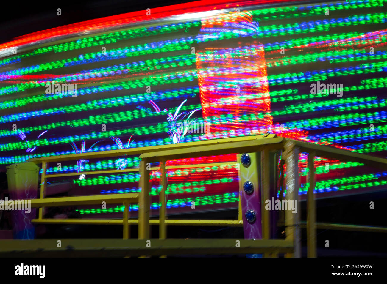 Night Shot der Zentrifuge Spaß Rad bewegt. Rad Spaß mit Beleuchtung der dunklen Nachthimmel. Stockfoto