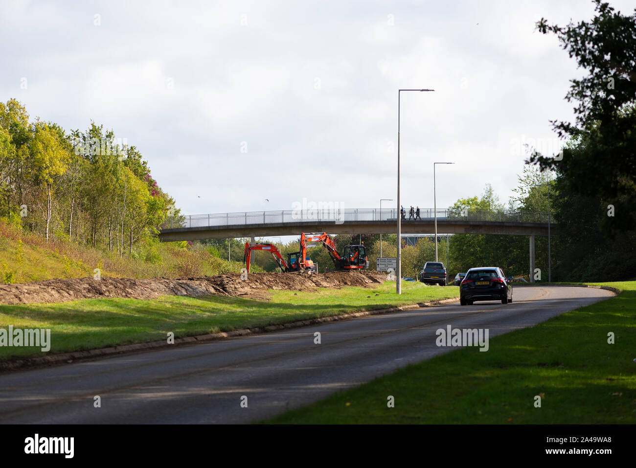 Milton Keynes Gebäude des Rates Erdarbeiten genannt Bundesanleihen neben Straßen, um zu verhindern, dass unbefugte Zeltdörfer. Stockfoto