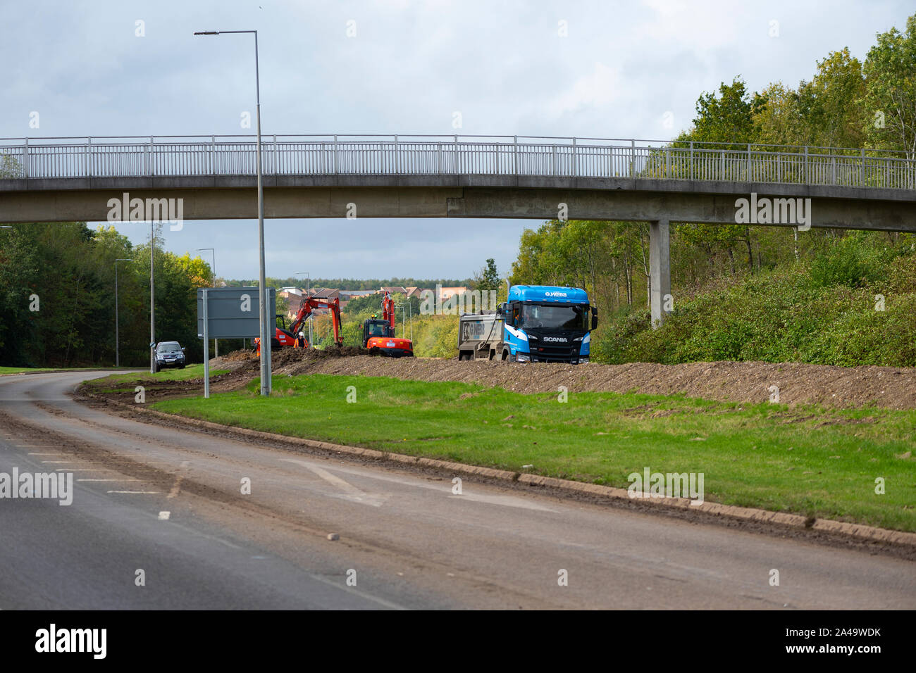 Milton Keynes Gebäude des Rates Erdarbeiten genannt Bundesanleihen neben Straßen, um zu verhindern, dass unbefugte Zeltdörfer. Stockfoto