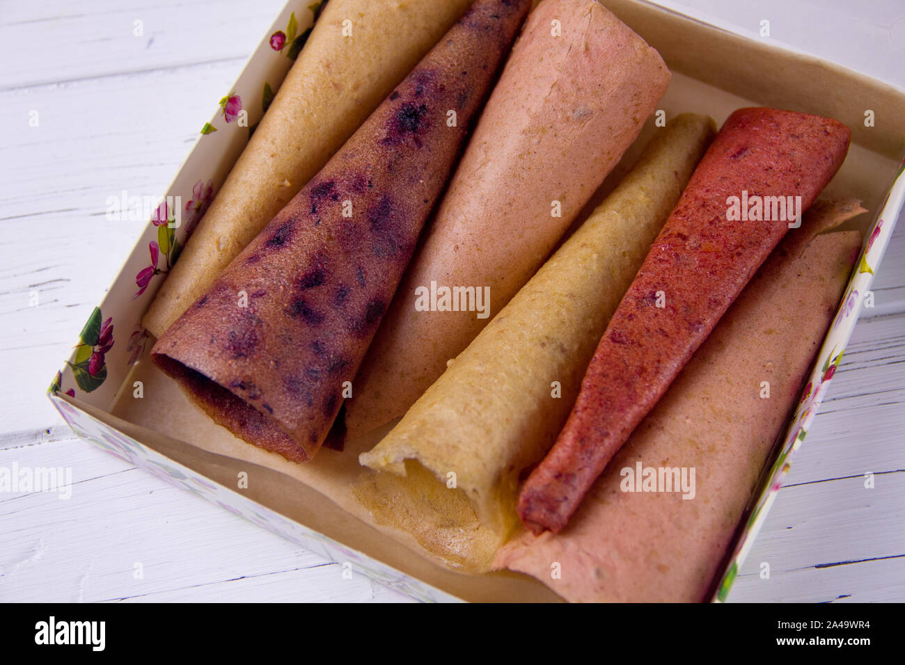 Handgefertigte hausgemachte pastila in ein Feld in einem hellen Hintergrund. Eine Reihe von verschiedenen Früchten, Obst Süßigkeiten mit Äpfel, Obst Süßigkeit mit Erdbeeren, Obst können Stockfoto