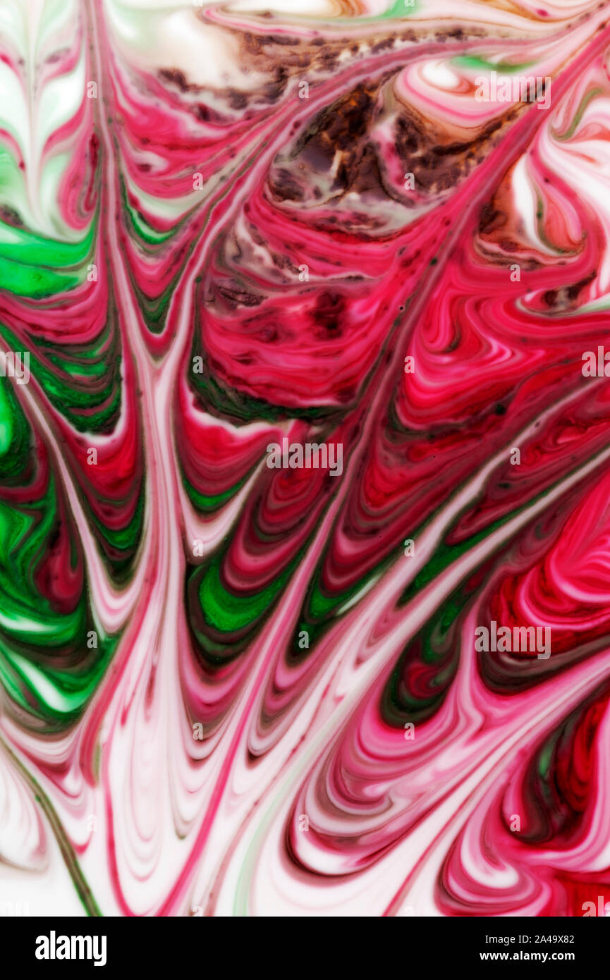 Bunte flüssige Farben gemischt zusammen Erstellen von modernen abstrakten Stockfoto