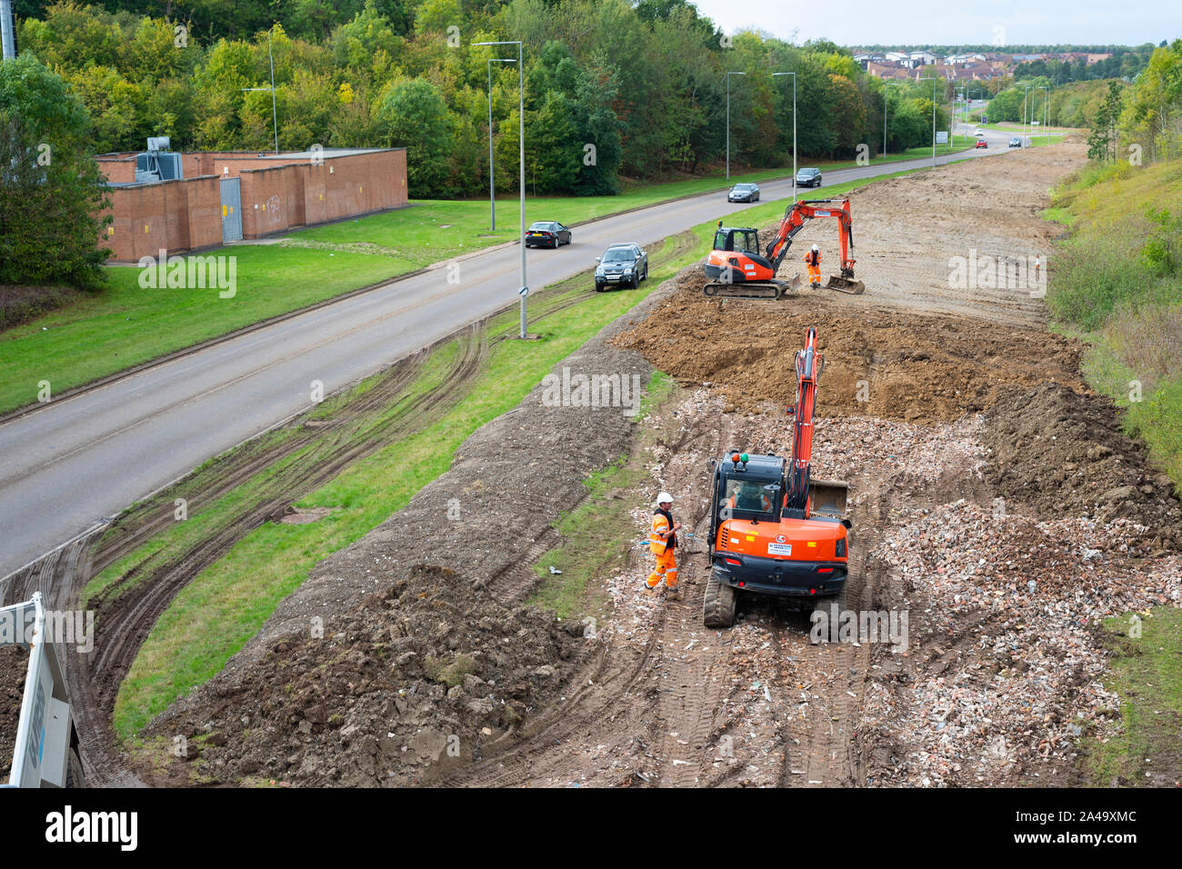 Milton Keynes Gebäude des Rates Erdarbeiten genannt Bundesanleihen neben Straßen, um zu verhindern, dass unbefugte Zeltdörfer. Stockfoto