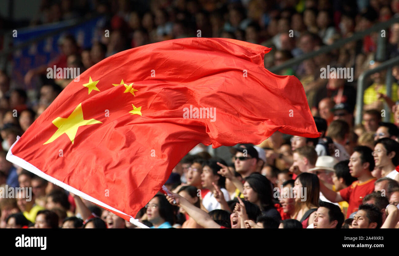 Stadion Tilburg, Niederlande, 21.6.2005, Fußball: FIFA World Youth Championships, U20 WM, Deutschland (GER, Weiß) vs China (CHN, rot); chinesische Fans wave Flagge Stockfoto