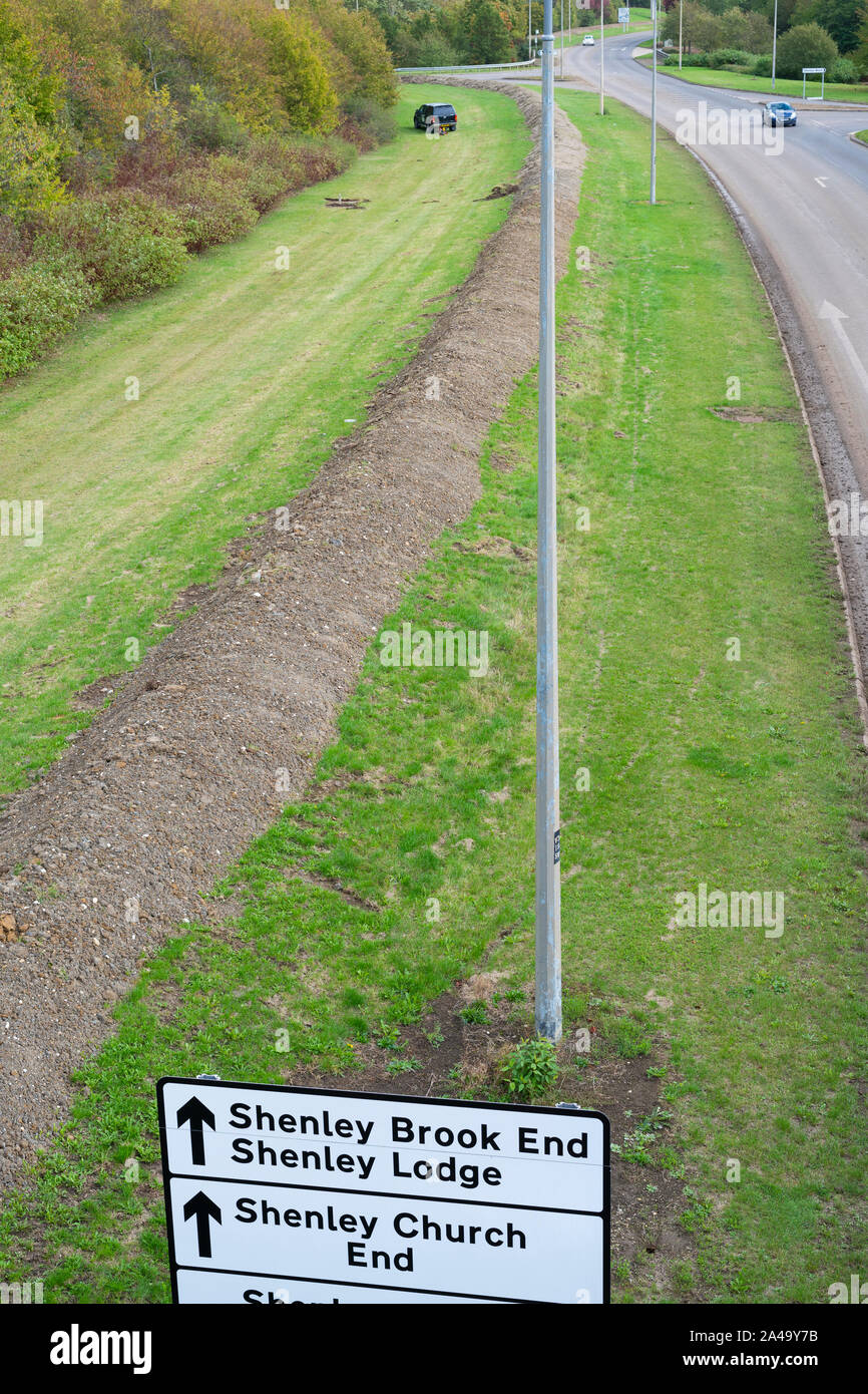 Milton Keynes Gebäude des Rates Erdarbeiten genannt Bundesanleihen neben Straßen, um zu verhindern, dass unbefugte Zeltdörfer. Stockfoto