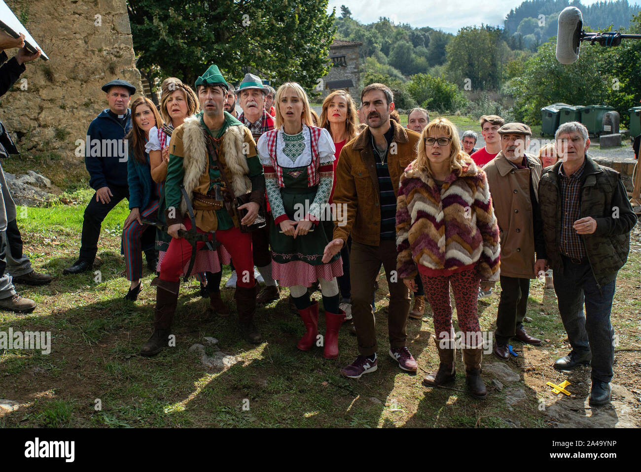 ENRIQUE VILLEN, KANDIDO URANGA, MIKEL LOSADA, SECUN DE LA ROSA, MAGGIE CIVANTOS und INGRID GARCIA JOHNSON in LA PEQUEÑA SUIZA (2019), unter der Regie von KEPA SOJO. Credit: Nadie es perfecto/Stopline Filme/Kuttuna Filmak/TVE/Album Stockfoto