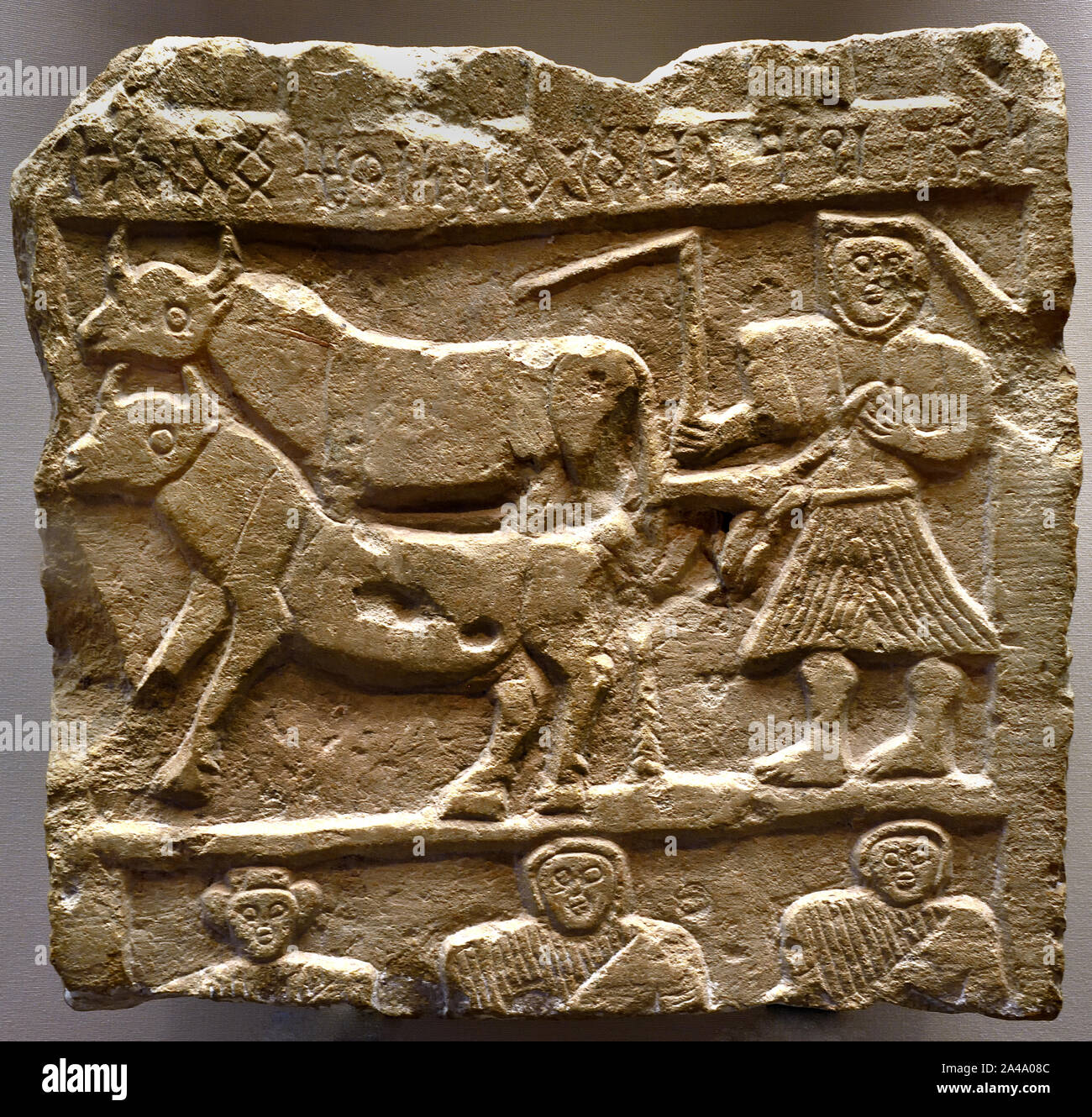 Pflüger fragmentarischen Grabkunst Stele 1.- 3.Jahrhundert AD Südarabien H. 31,50 cm-L 33,50 cm, Kalkstein, (und der Traubentreter an den Sämann, und Büsten von drei Zeichen. Eine fragmentarische Inschrift in der Sabean Sprache gibt die Namen der vier Tote: Tela von Yahmad, Shufnîqên, Hassat und Khallî) Stockfoto