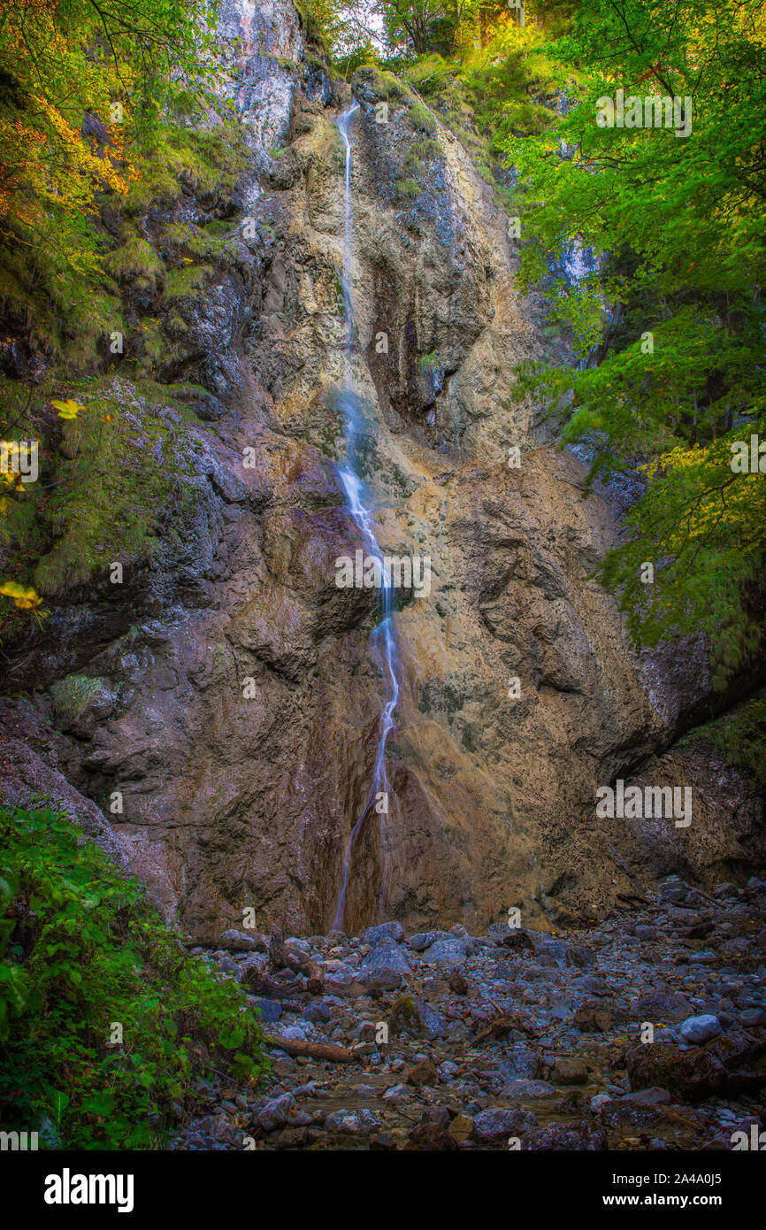 Der Wasserfall an der Wetzstein-Leine in der Nähe von Alzenau in Bayern. Die einzelnen Stufen auf dem Weg zum Hauptfall. Stockfoto