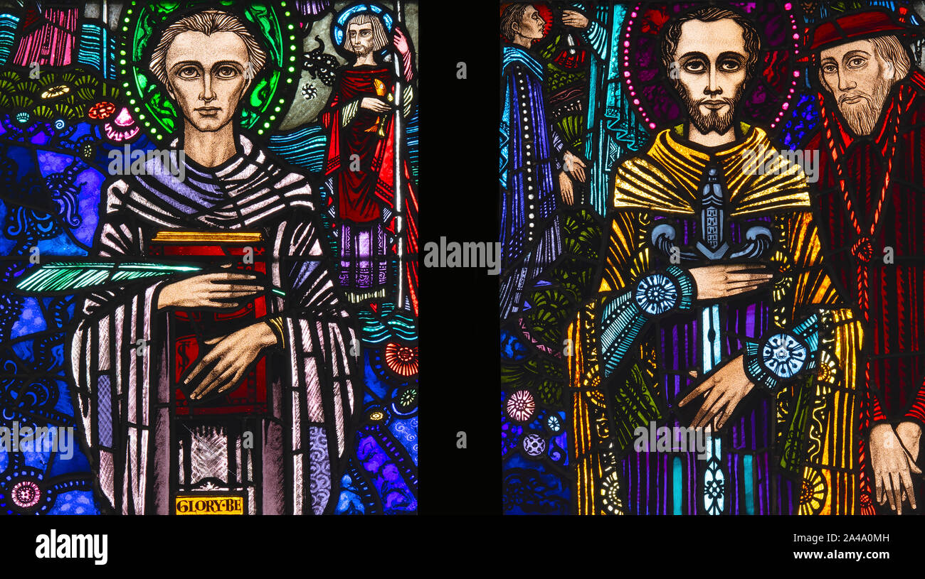 St. Bede's mit einer Feder und einem seligen Thomas Percy mit einem Schwert von Harry Clarke (1931), St. Cuthberts Kirche, Old Elvet, Stadt Durham, Co Durham, Großbritannien Stockfoto