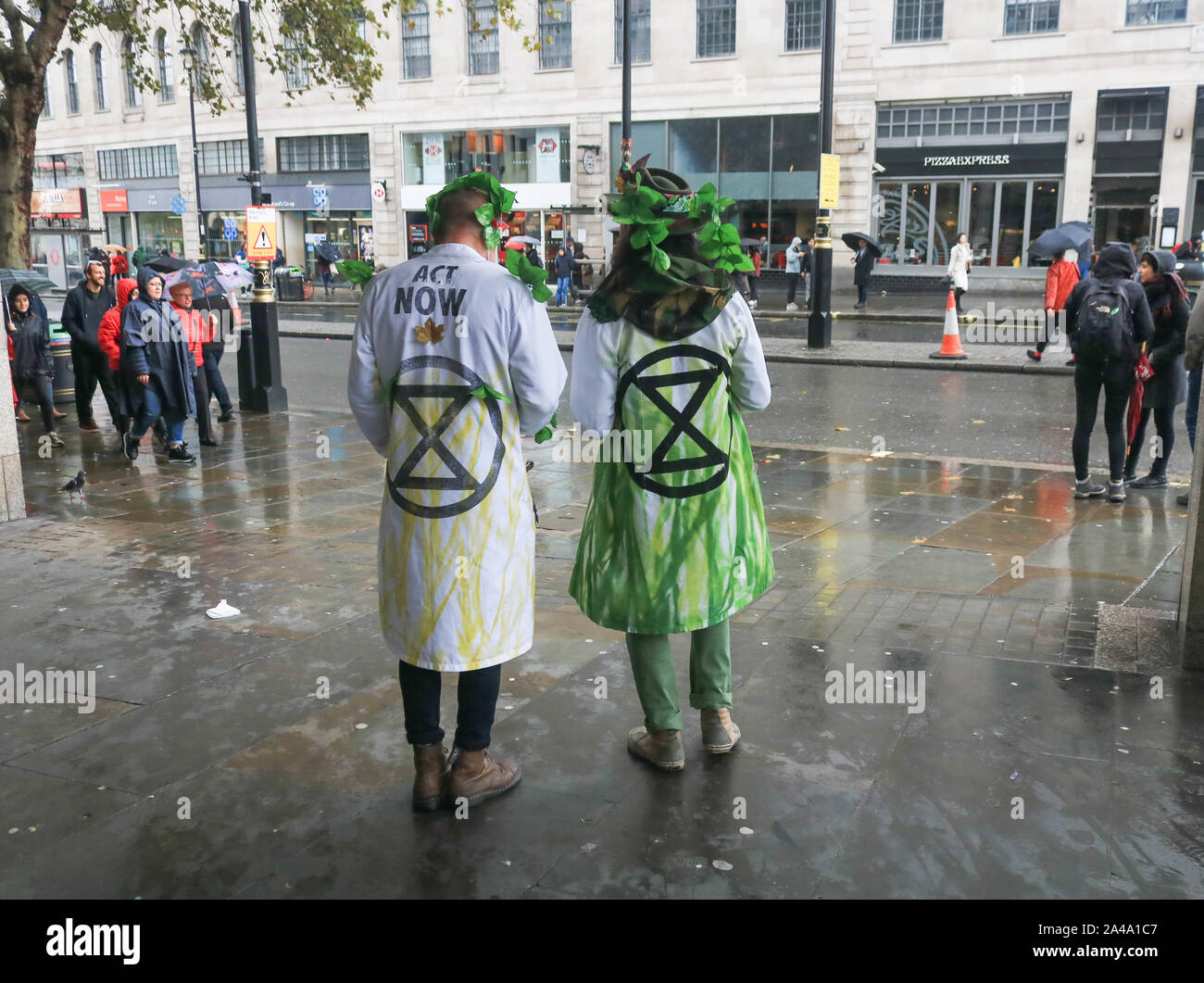 London, UK, 13. Oktober 2019. Klima Aktivisten vor dem Aussterben Rebellion weiterhin ihren Protest in Trafalgar Square in einem Versuch, die Regierung ein Klima Notstand auszurufen und ihre Forderungen bis 2025 auf Null zu reduzieren CO2-Emissionen erfüllen zu zwingen. Credit: Amer ghazzal/Alamy leben Nachrichten Stockfoto