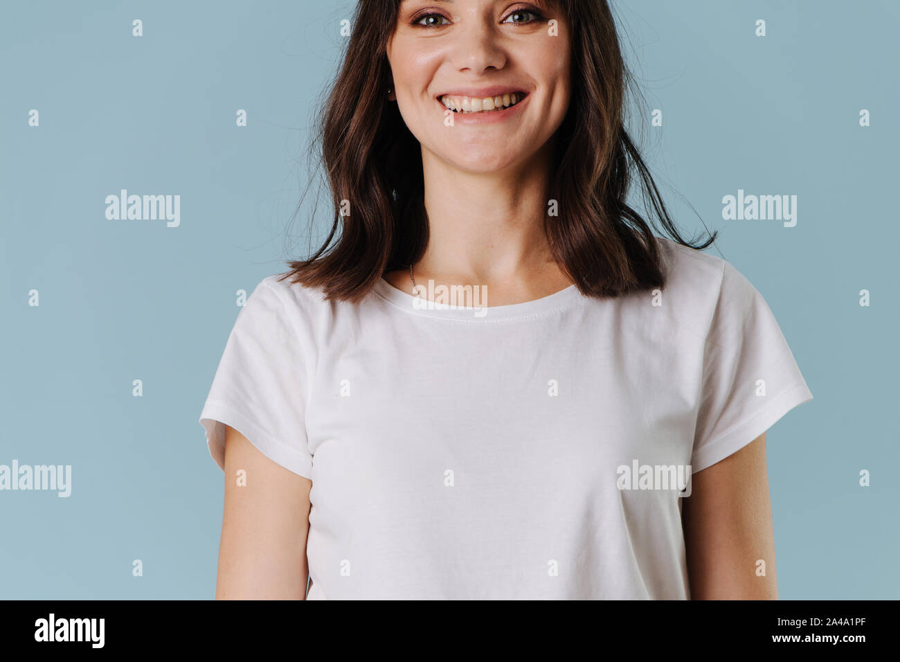 Close-up Portrait von lächelnde Frau mit Grübchen im weißen T-Shirt Stockfoto