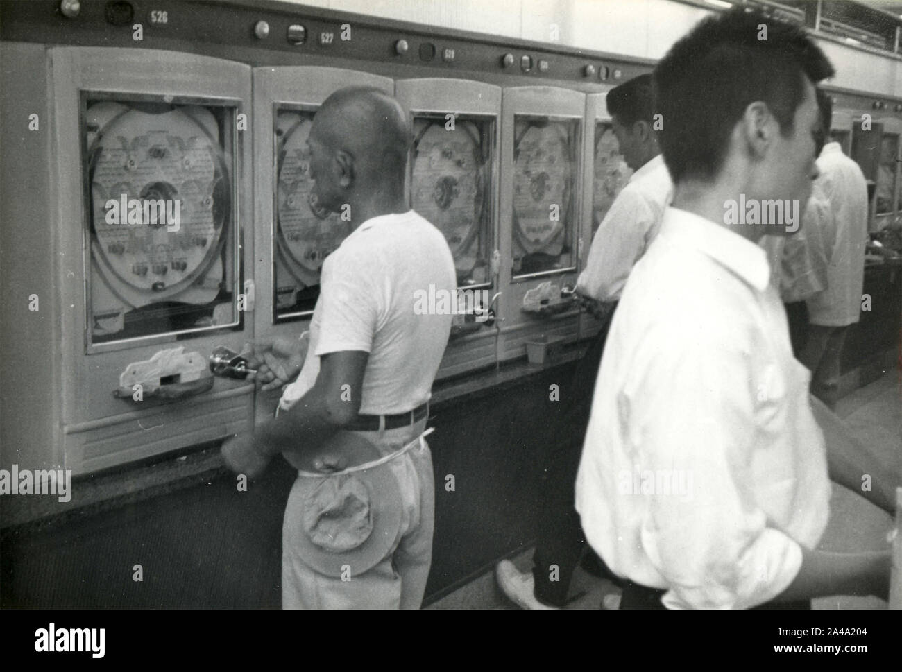 Spielt das Spiel mit alten Spielautomaten, Japan 1958 Stockfoto