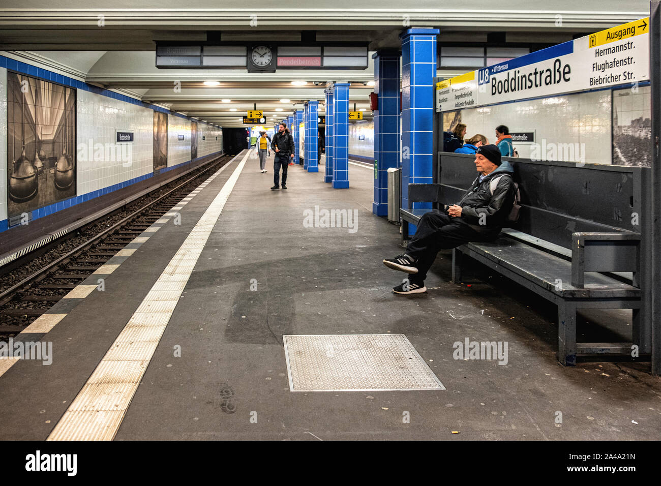 Berlin,Neukölln.Boddinstrasse U-Bahn, U-Bahn Eisenbahn Station Interieur, Fliesen, alte Fotografien und Plattform Stockfoto