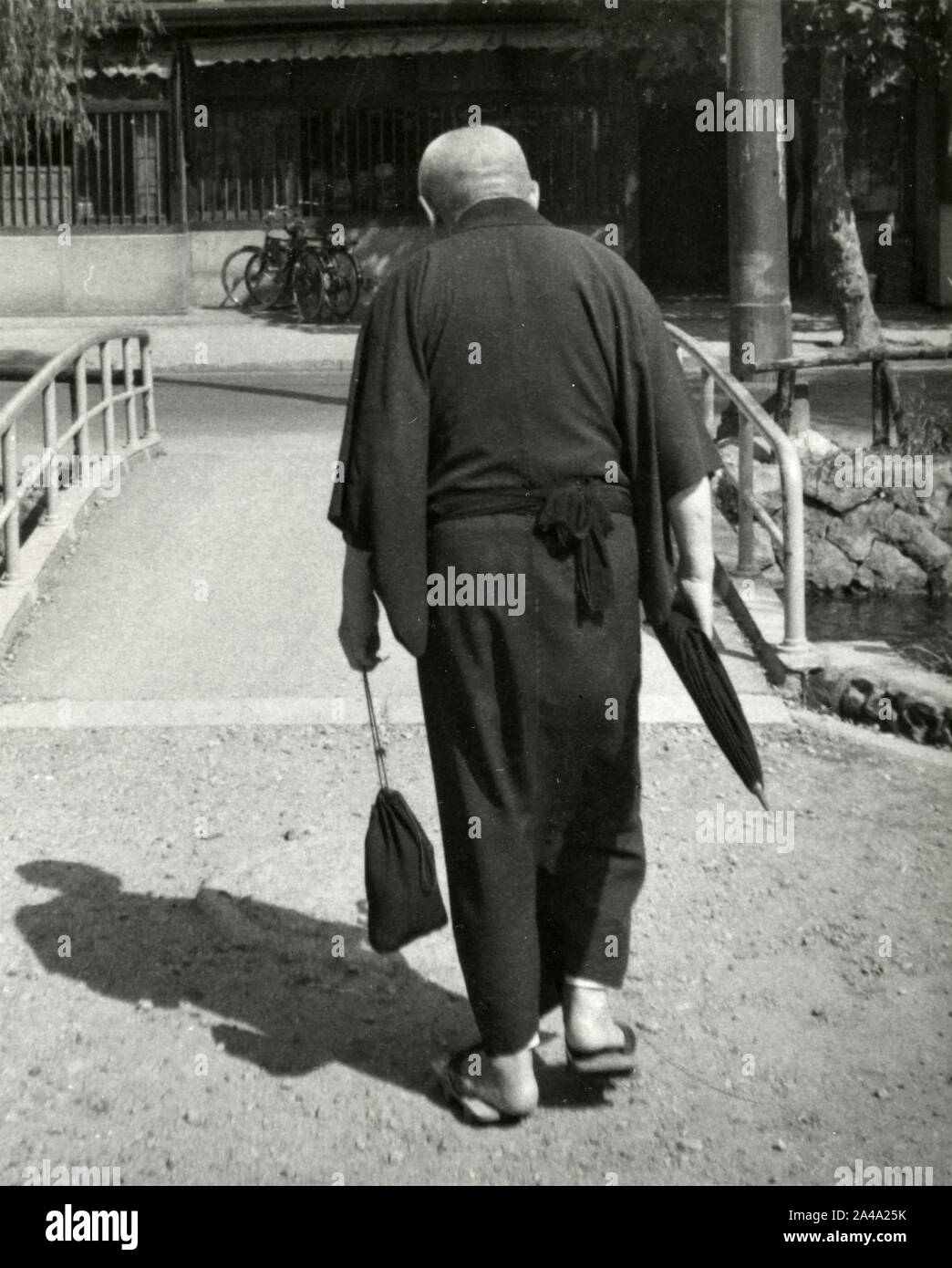 Alter japanischer Mann in traditioneller Kleidung, Japan 1958 Stockfoto