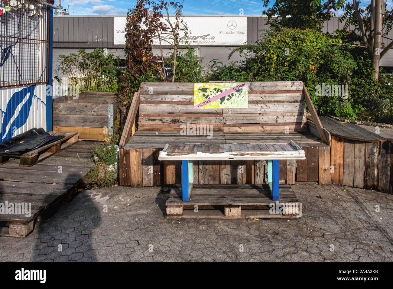 Vollguter gemeinschaft Garten verwendet aufgearbeitete Holz für Container & Bank. Ein Gemeinschaftsraum für alle in Neukölln, Berlin. Stockfoto