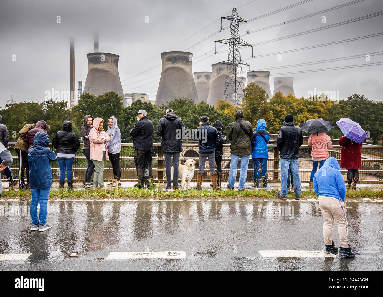 Ferrybridge, in der Nähe von Leeds, UK. 13. Oktober 2019. Vor dem Abriss, hunderte Menschen versammeln sich auf der A162, vier massive Kühltürme zu beobachten an der Ferrybridge C Kohlekraftwerk in einer kontrollierten Explosion zerstört wird. Die Anwohner wurden evakuiert und Verkehr auf der nahe gelegenen Autobahn M62 wurde zum Stillstand gebracht Das 375 Fuß Türme, die seit 1966, abgerissen werden gestanden haben zu ermöglichen. © Ian Wray/Alamy leben Nachrichten Stockfoto