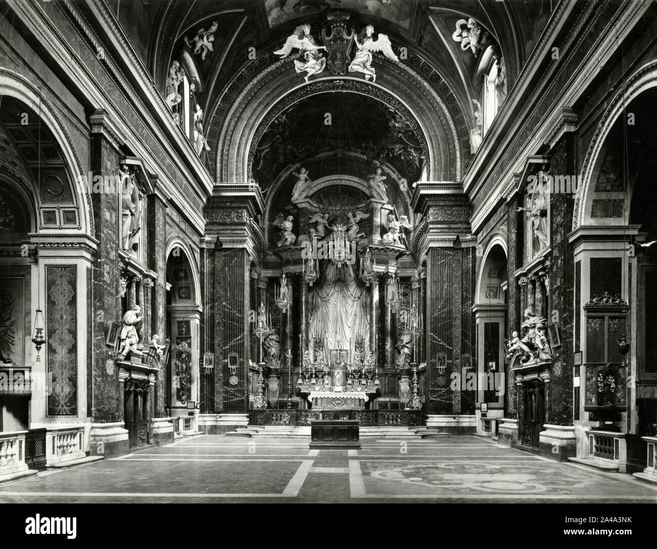 Blick auf das Innere der Kirche von Jesus und Maria, Rom, Italien 1940 s Stockfoto