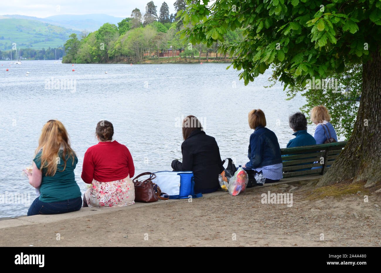 Touristen, die auf der Suche an der Ansicht, Bowness, Cumbria Stockfoto