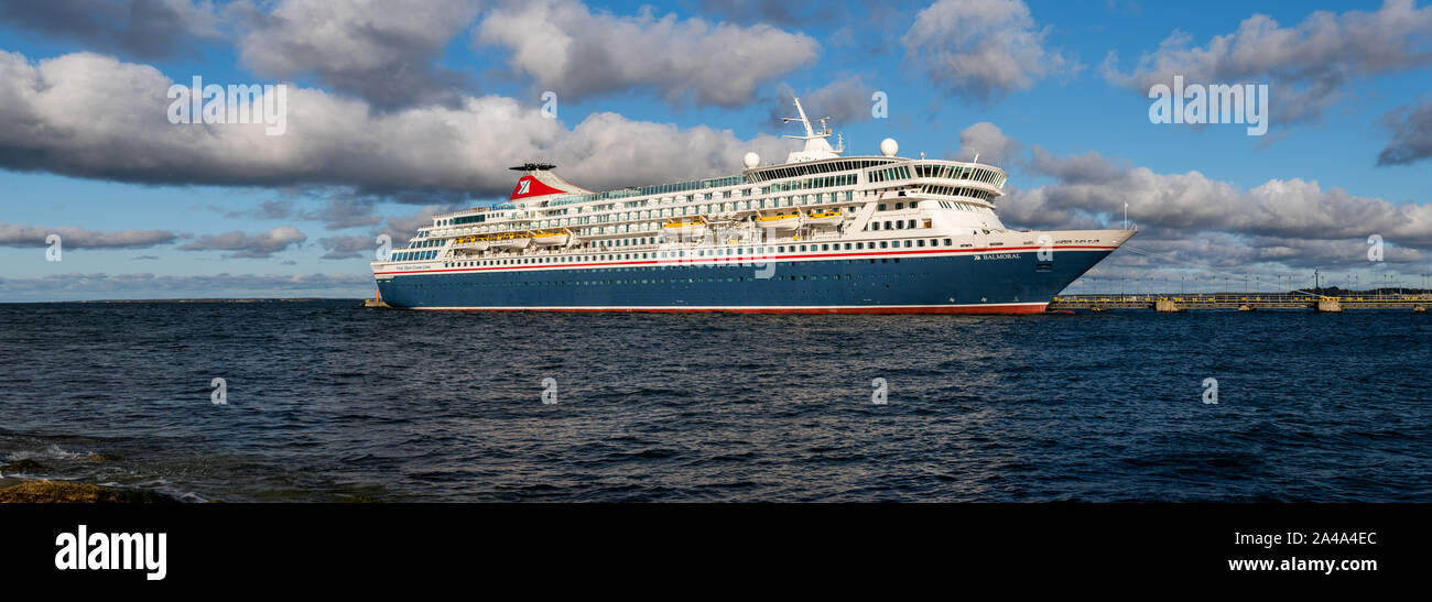 Kreuzfahrtschiff BALMORAL der Fred Olsen Cruise Lines Flotte angedockt in Vanasadam Hafen Tallinn in Estland. Kreuzfahrt in der Ostsee Stockfoto