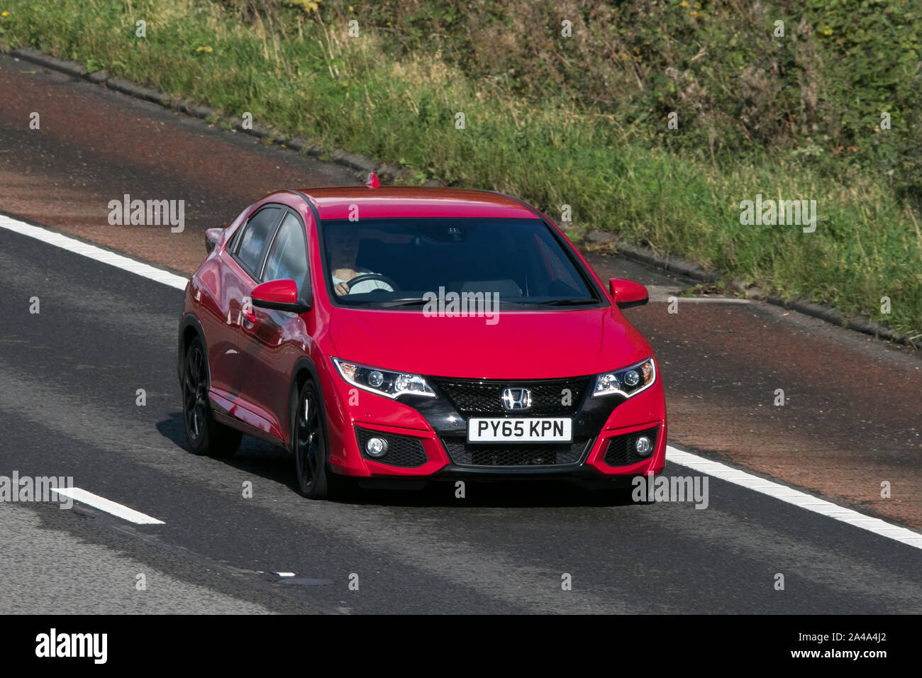 2016 roten Honda Civic I-Dtec Sport; Reisen auf der Autobahn M6 in der Nähe von Preston in Lancashire, Großbritannien Stockfoto