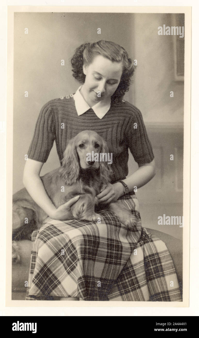 Anfang des 20. Jahrhunderts Studio Porträt von jungen Frau / Teenager-Mädchen trägt einen kurzen Ärmel gestrickt Pullover, mit einem Haustier Cocker Spaniel, um 1937, Großbritannien Stockfoto