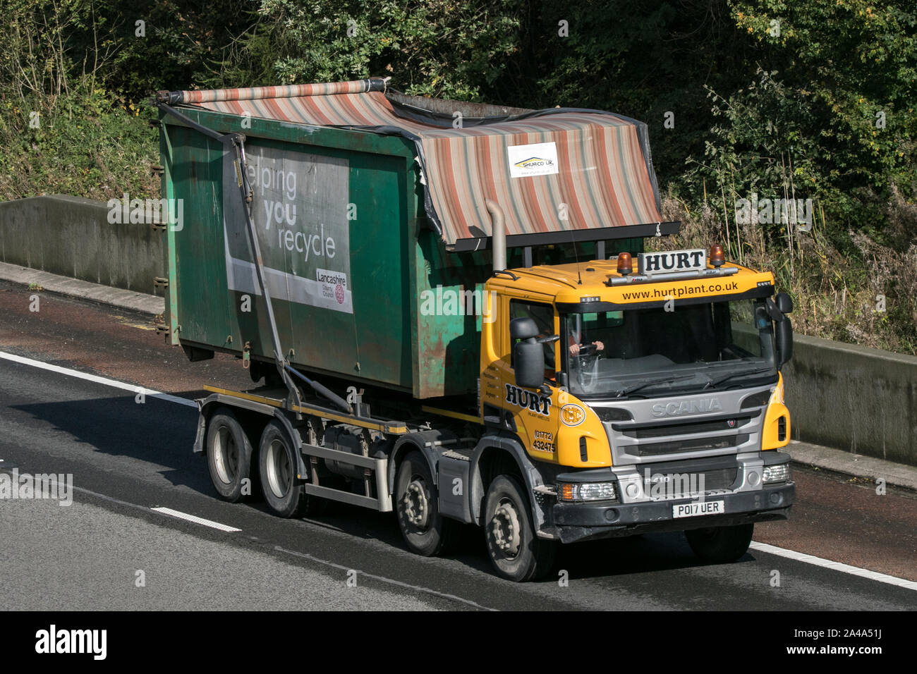 Ein Verletzen Metall Recycling Scania P410 LKW-Transport von Metallen für Recycling auf der Autobahn M6 in der Nähe von Preston in Lancashire, Großbritannien Stockfoto