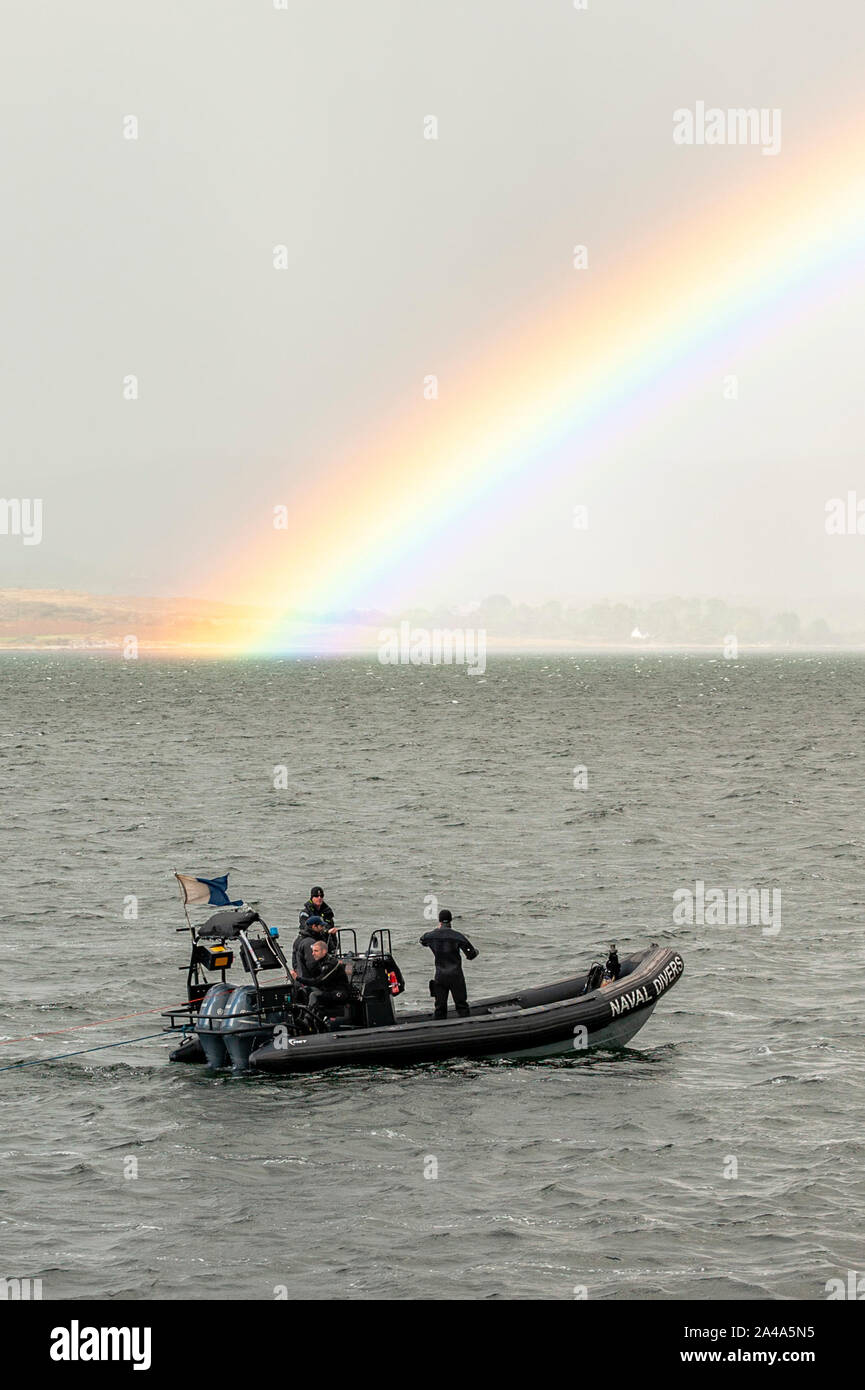 Dunmanus Bay, West Cork, Irland. Oktober 2019. Der Irish Naval Service Diving RIB zieht zwei Taucher entlang der Küste unter einen symbolischen Regenbogen auf der Suche nach dem vermissten Fischer Kodie Healy. Herr Healy ging am Mittwochmorgen fischen, aber nicht zurück. Quelle: AG News/Alamy Live News Stockfoto