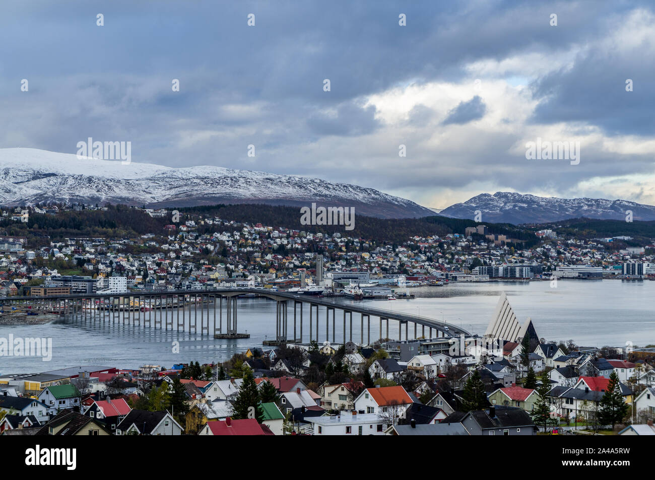 Ishavskatedralen oder Arktische Kathedrale und Tromsø-Brücke ist ein Wintertag Stockfoto