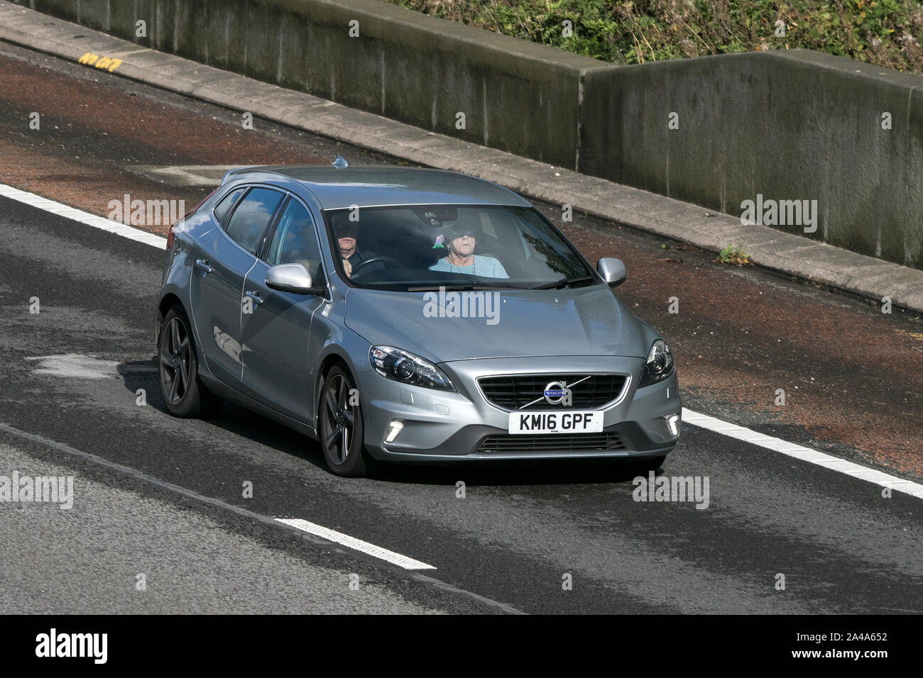 2016 silber Volvo V40 R-Design LUX NAV D4A; Reisen auf der Autobahn M6 in der Nähe von Preston in Lancashire, Großbritannien Stockfoto