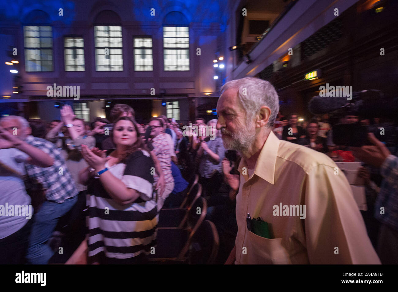 Camden Center, Judd Street, London, UK. 3. August 2015. Jeremy Corbyn MP und andere prominente Persönlichkeiten der Linken sammeln im Camden Center in der Nähe von K Stockfoto