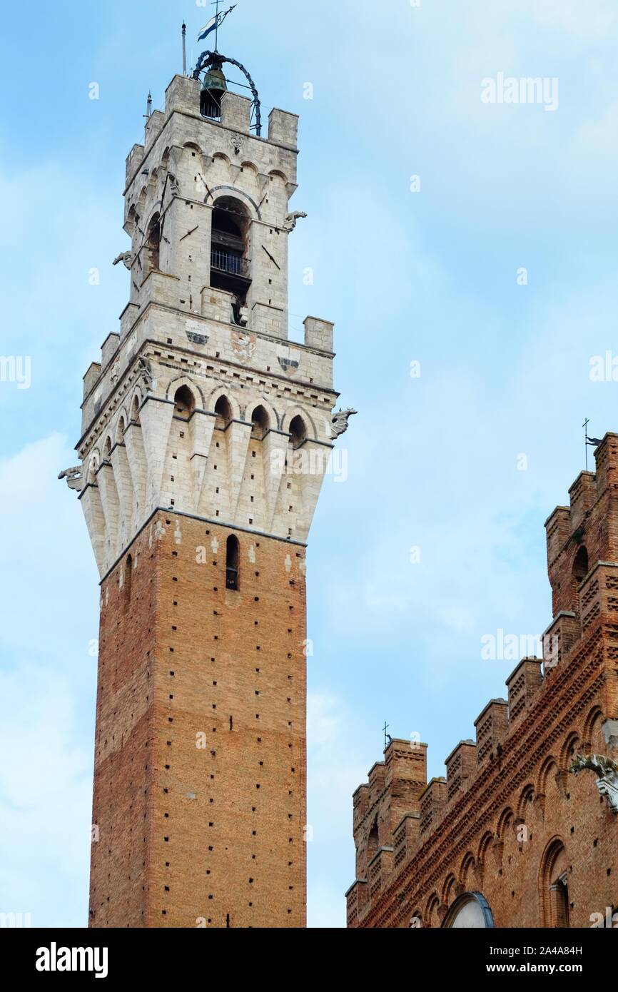 Siena, Italien - 03. März 2019: Torre del Mangia, an der berühmten Piazza del Campo entfernt Stockfoto