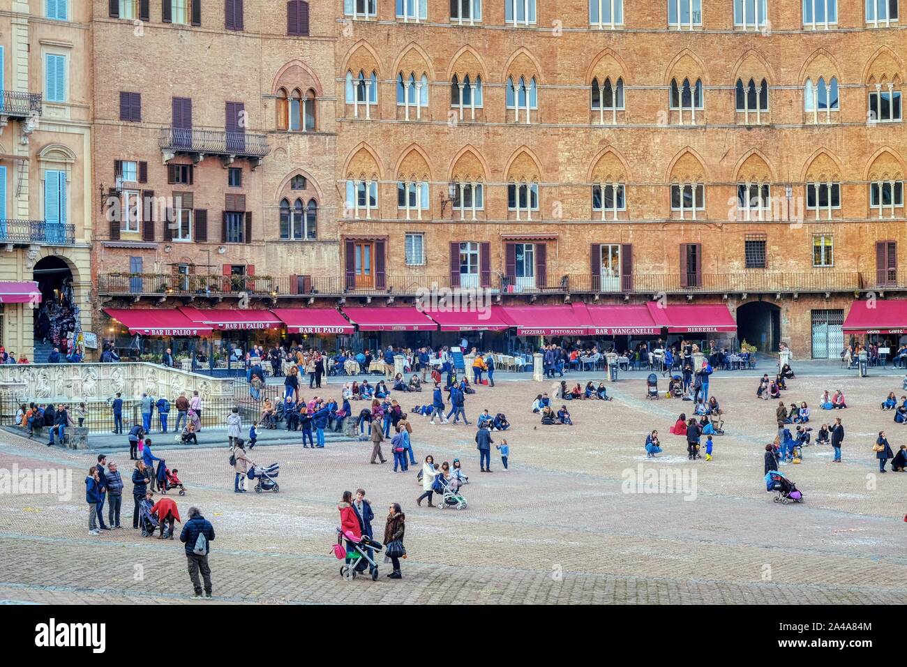 Siena, Italien - 03. März 2019: Piazza del Campo in der toskanischen Stadt, in der Nähe von Florenz in Italien. Der Platz ist berühmt in der ganzen Welt als die berühmten Pali Stockfoto