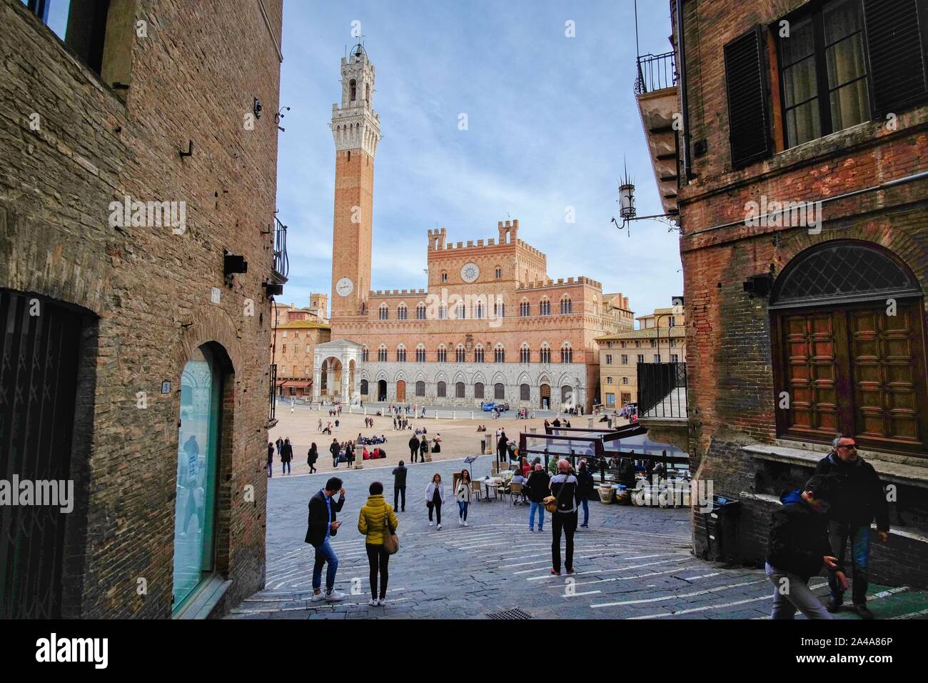 Siena, Italien - 03. März 2019: Piazza del Campo in der toskanischen Stadt, in der Nähe von Florenz in Italien. Der Platz ist berühmt in der ganzen Welt als die berühmten Pali Stockfoto