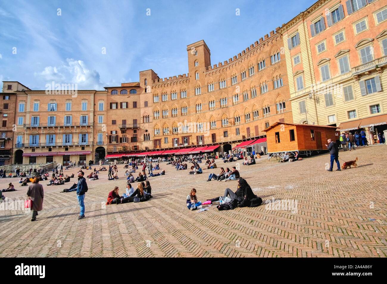 Siena, Italien - 03. März 2019: Piazza del Campo in der toskanischen Stadt, in der Nähe von Florenz in Italien. Der Platz ist berühmt in der ganzen Welt als die berühmten Pali Stockfoto