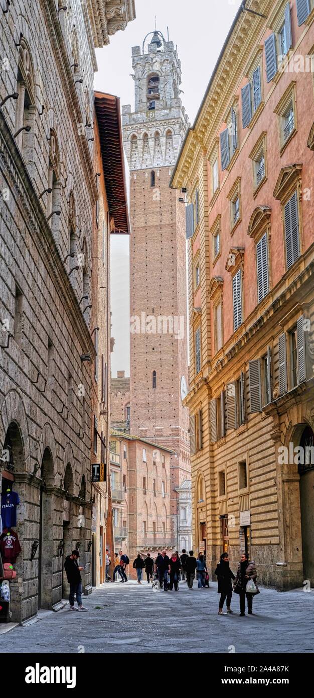 Siena, Italien - 03. März 2019: Torre del Mangia, an der berühmten Piazza del Campo entfernt Stockfoto