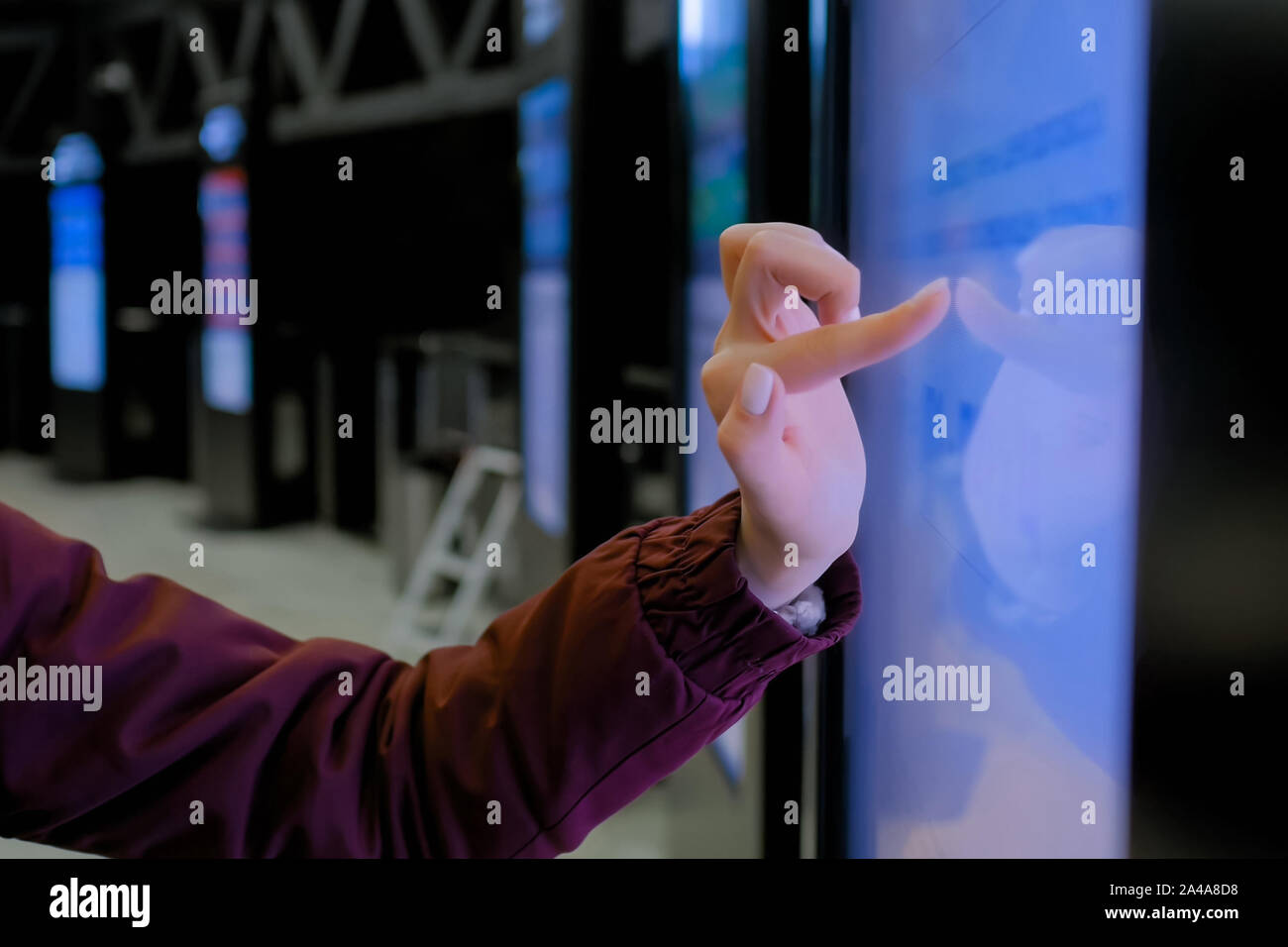 Frau mit interaktiven Touchscreen Display der elektronischen Multimedia kiosk Stockfoto