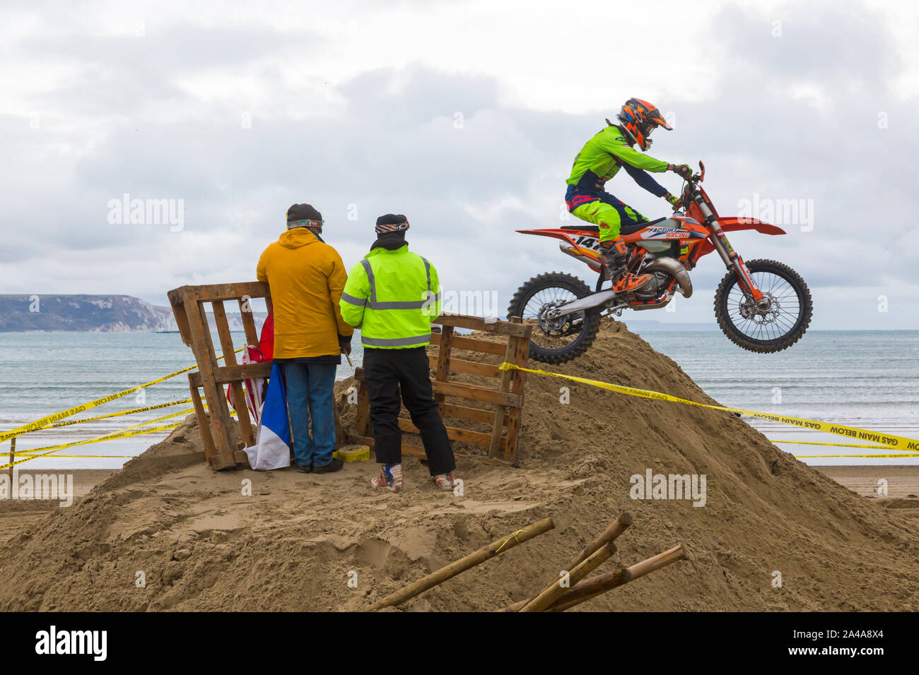 Dorchester, Dorset, Großbritannien. 13. Oktober 2019. Motocross Racing auf Weymouth Beach. Üben Sie gerade vor einer Marschall eine schwere Verletzungen durch ein Fahrrad an dieser Stelle gelitten - es ist nicht der Umfang seiner Verletzungen bekannt, aber ein Air Ambulance landete auf dem Strand. Credit: Carolyn Jenkins/Alamy leben Nachrichten Stockfoto