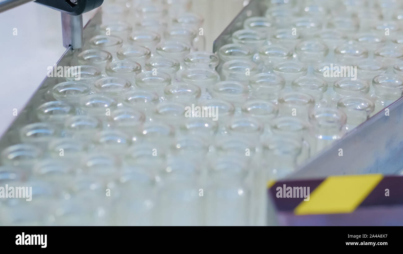 Pharmazeutische Technologie Konzept - Förderband mit leeren Glasflaschen Stockfoto